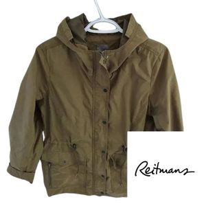 Woman's fall jacket, Military Green in color, abundant pockets and drawstring